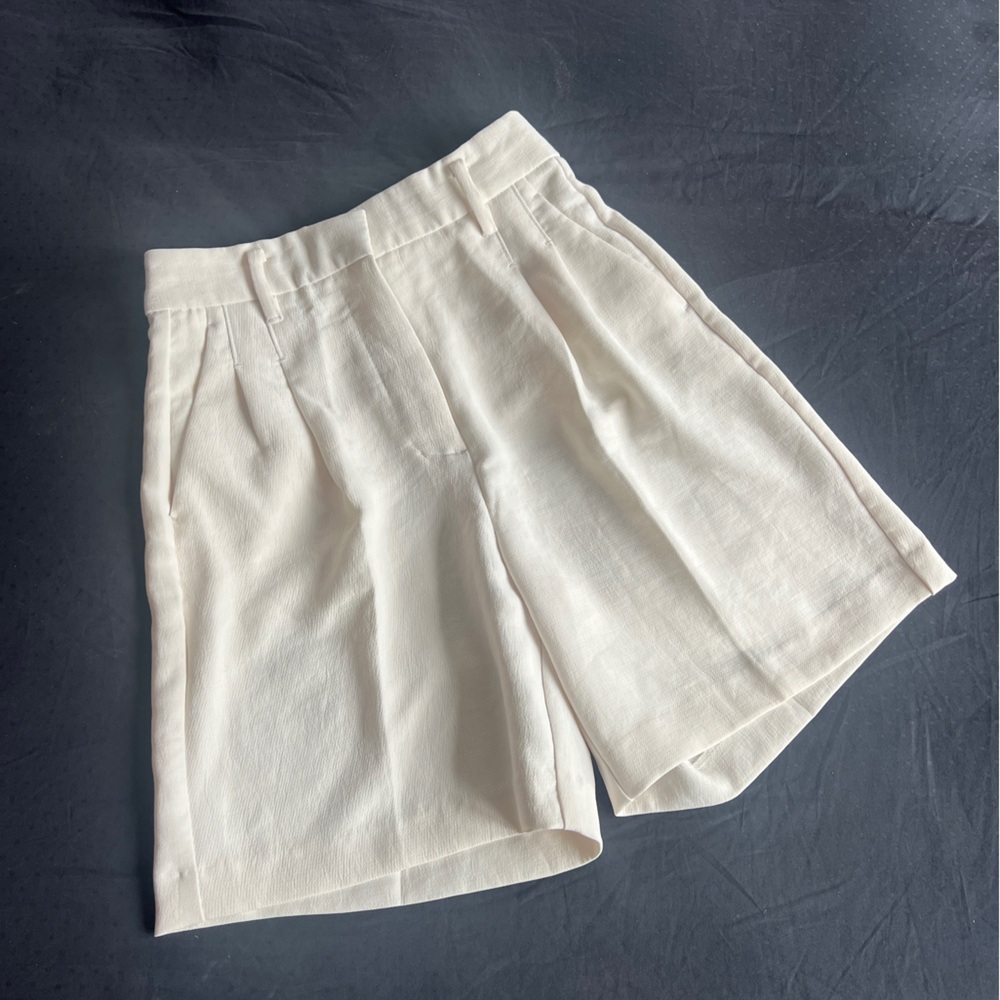 Aritzia effortless shorts white size 0